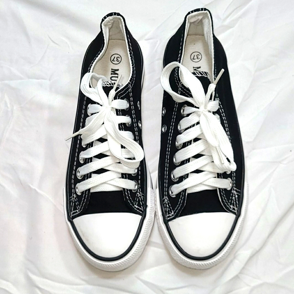 Mutuoni size 7 women's black canvas sneakers